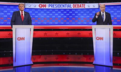 El presidente estadounidense, Joe Biden (d), y el expresidente Donald J. Trump (i), participan en el primer debate electoral presidencial de 2024 en los estudios de CNN Atlanta en Atlanta. EFE/Michael Reynolds