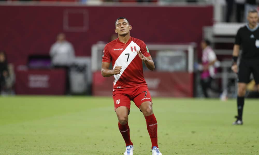 Fotografía de archivo en la que se registró al delantero de la selección peruana de fútbol Alex Valera, durante un partido en el estadio Al Rayyan de Catar. EFE/Alberto Estévez.