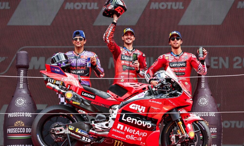 (I-D) Jorge Martin, Francesco Bagnaia e Enea Bastianini en el podio tras la prueba de MotoGP que se ha celebrado en Assen, en el TT Circuit Assen, Países Bajos. EFE/EPA/VINCENT JANNINK