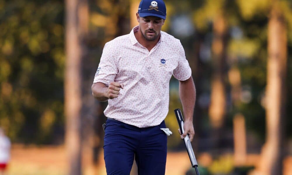 El estadounidense Bryson DeChambeau celebra su golpe en el hoyo 17 del Abierto de Estados Unidos de Golf. EFE/ERIK S. LESSER