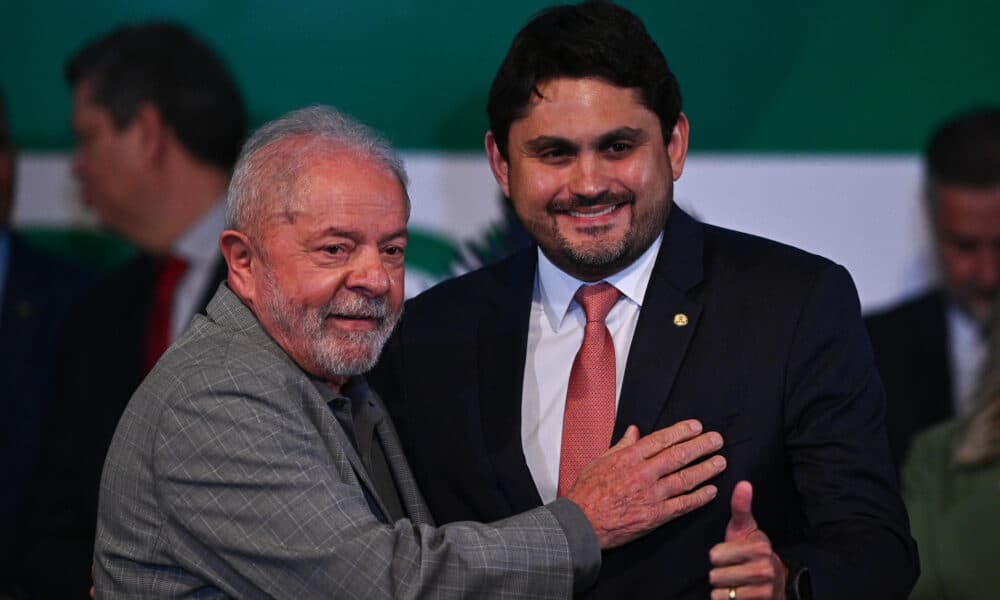 Fotografía de archivo del presidente de Brasil, Luiz Inacio Lula da Silva (i), con el ministro de Comunicaciones, José Juscelino Rezende Filho (d). EFE/ Andre Borges