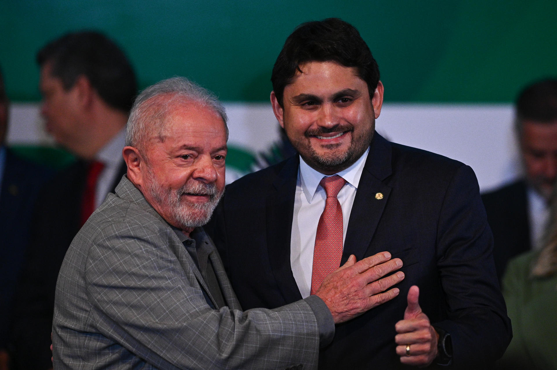 Fotografía de archivo del presidente de Brasil, Luiz Inacio Lula da Silva (i), con el ministro de Comunicaciones, José Juscelino Rezende Filho (d). EFE/ Andre Borges