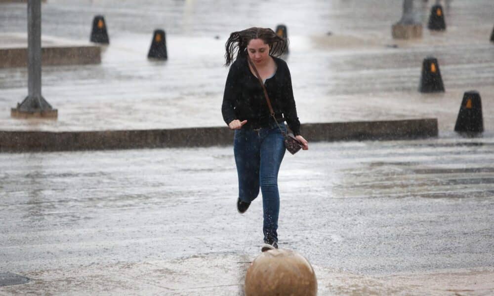 Imagen de archivo de una mujer que camina bajo las intensas lluvias en Ciudad de México (México). EFE/Sáshenka Gutiérrez