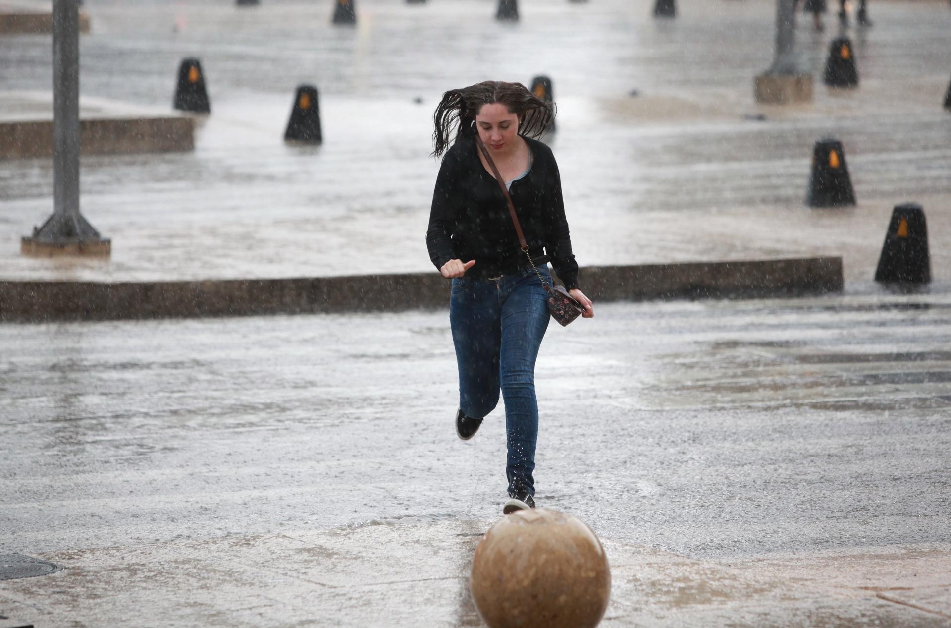 Imagen de archivo de una mujer que camina bajo las intensas lluvias en Ciudad de México (México). EFE/Sáshenka Gutiérrez