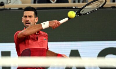 Novak Djokovic sufrió pero al final venció al italiano Lorenzo Musetti 7-5, 6-7(6), 2-6, 6-3 y 6-0 en Roland Garros. EFE/EPA/CAROLINE BLUMBERG