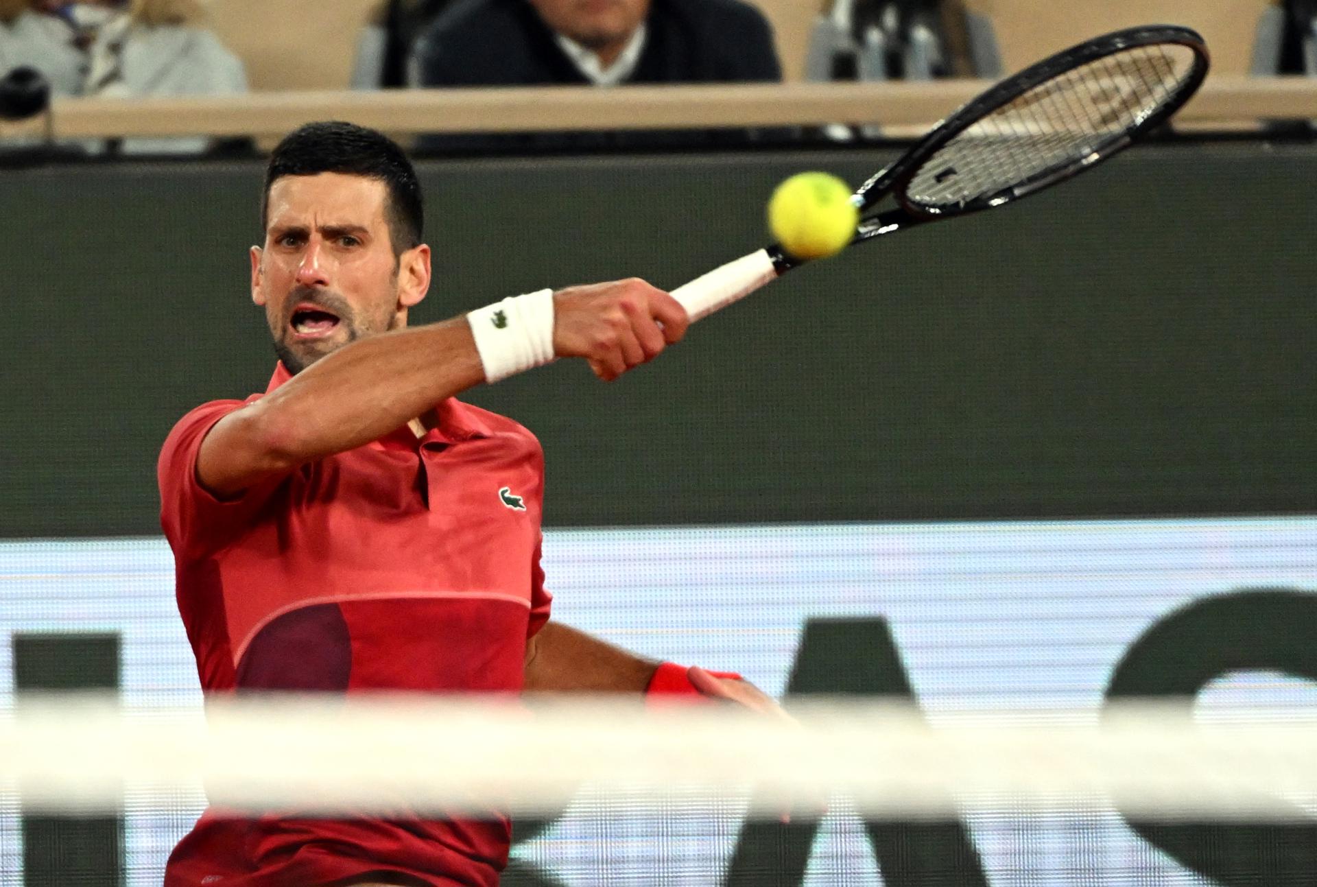 Novak Djokovic sufrió pero al final venció al italiano Lorenzo Musetti 7-5, 6-7(6), 2-6, 6-3 y 6-0 en Roland Garros. EFE/EPA/CAROLINE BLUMBERG