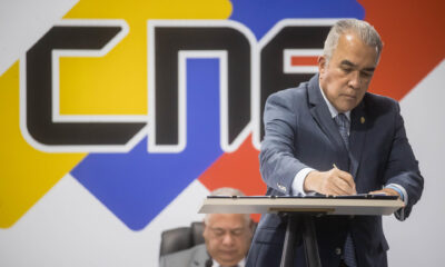 El candidato a la presidencia de Venezuela, Luis Eduardo Martínez, firma un documento en la sede principal del Consejo Nacional Electoral (CNE) este jueves, en Caracas (Venezuela). EFE/ Miguel Gutiérrez
