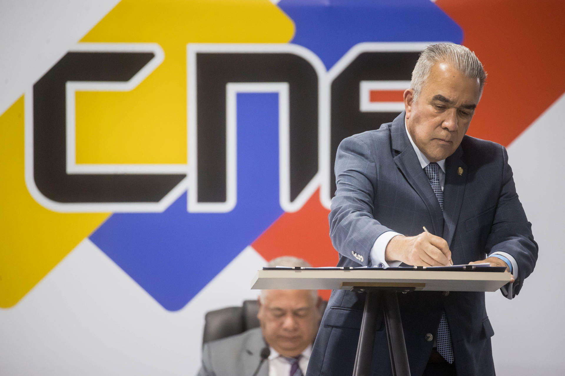 El candidato a la presidencia de Venezuela, Luis Eduardo Martínez, firma un documento en la sede principal del Consejo Nacional Electoral (CNE) este jueves, en Caracas (Venezuela). EFE/ Miguel Gutiérrez