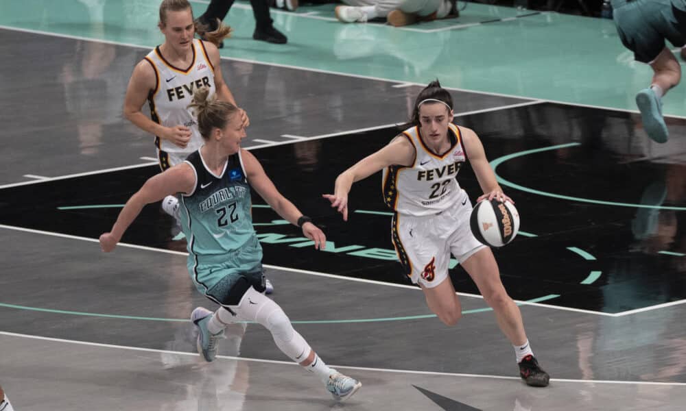 Fotografía de archivo en la que se registró a la basquetbolista Caitlin Clark (d), base estrella de las Indiana Fever, durante un partido de la WNBA, en el coliseo Barclays Center de Brooklyn (Nueva York, EE.UU.). EFE/Ángel Colmenares