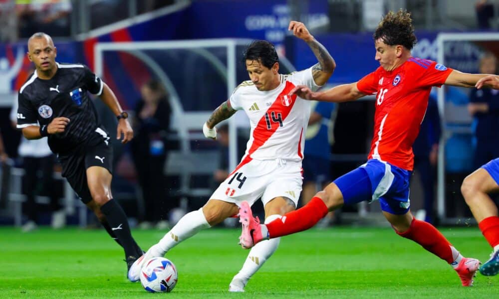 El delantero peruano Gianluca Lapadula (i) controla el balón mientras el centrocampista chileno Diego Valdés (d) en la Copa América 2024. EFE/EPA/KEVIN JAIRAJ