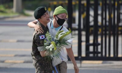 Jin (izq.), miembro de BTS, es recibido por su compañero de banda J-Hope frente a la puerta principal de la 5.a División de Infantería del Ejército después de completar sus 18 meses de servicio militar obligatorio. EFE/EPA/YONHAP SOUTH KOREA OUT