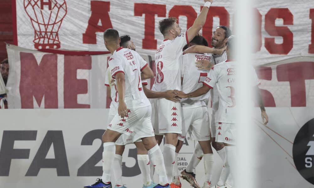 Fotografía de archivo en la que se registró una celebración de jugadores del club argentino de fútbol Huracán, en el estadio Tomás Adolfo Ducó de Buenos Aires (Argentina). EFE/Juan Ignacio Roncoroni