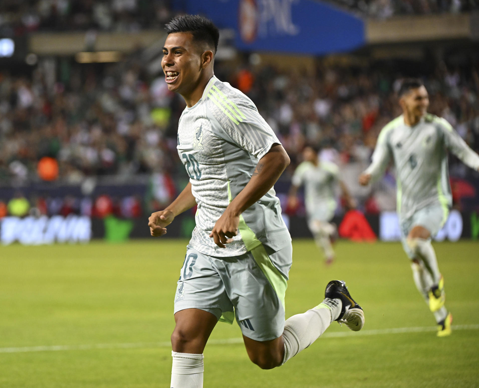 Efraín Álvarez celebra su gol, que le dio el triunfo a México en el amistoso ante Bolivia de este viernes en el Soldier Field en Chicago (Estados Unidos). EFE/ Nuccio DiNuzzo