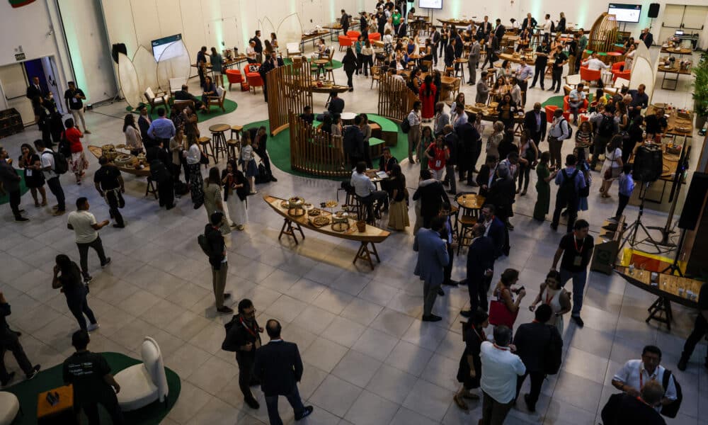 Personas participan en la primera jornada de la Semana de la Sostenibilidad organizada por BID Invest este martes en Manaos (Brasil). EFE/ Antonio Lacerda