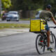 Un mensajero de la empresa privada Mandao (de entrega de comida a domicilio) transita en bicicleta este domingo, por una de las calles de La Habana (Cuba). EFE/Yander Zamora