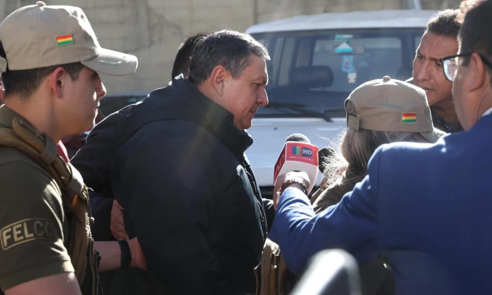 El exgeneral de la Fuerza Aérea boliviana, general Marcelo Zegarra, es escoltado este viernes, afuera de la sede de la Fuerza Especial de Lucha Contra el Crimen (Felcc), en la ciudad de La Paz (Bolivia). EFE/ Luis Gandarillas