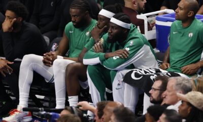 Jugadores de la plantilla titular de los Celtics de Boston fueron registrados este viernes, 14 de junio, al mirar desde el banco la contundente derrota propinada por los Mavericks de Dallas, durante el cuarto partido de las Finales de la NBA, en el coliseo American Airlines Center de Dallas (Texas, EE.UU.). EFE/Adam Davis