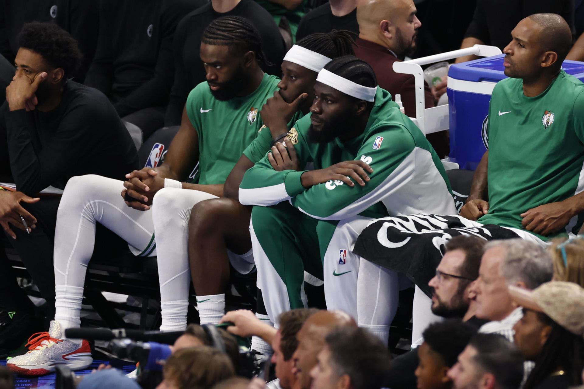 Jugadores de la plantilla titular de los Celtics de Boston fueron registrados este viernes, 14 de junio, al mirar desde el banco la contundente derrota propinada por los Mavericks de Dallas, durante el cuarto partido de las Finales de la NBA, en el coliseo American Airlines Center de Dallas (Texas, EE.UU.). EFE/Adam Davis