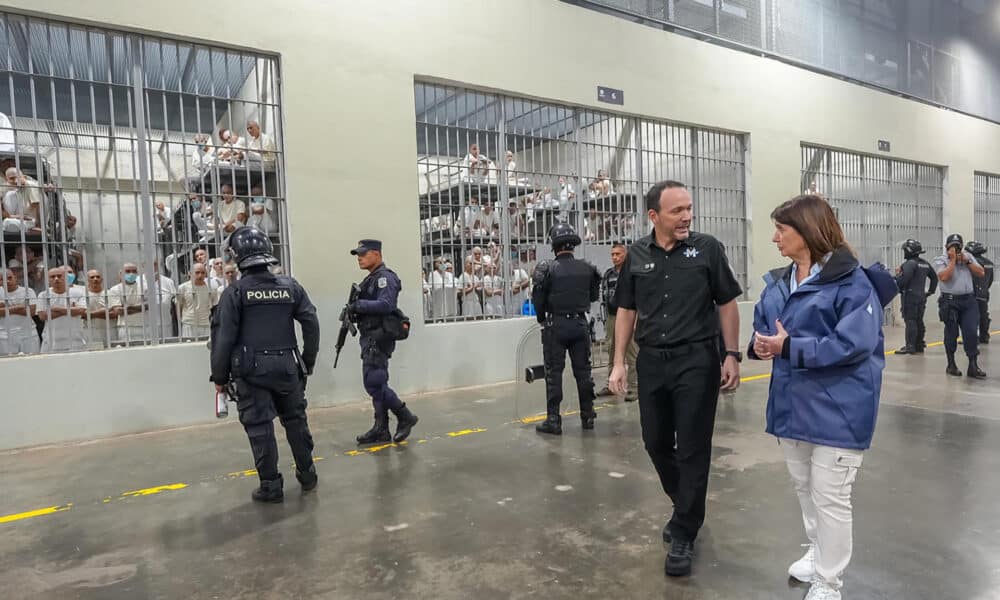 Fotografía cedida por el Gobierno de El Salvador donde se observa a la ministra de seguridad de Argentina Patricia Bullrich (d) junto al ministro de justicia de El Salvador Gustavo Villatoro (c) durante una visita al Centro de Confinamiento del Terrorismo (Cecot) este domingo, en Tecoluca (El Salvador). EFE/ Gobierno de El Salvador/