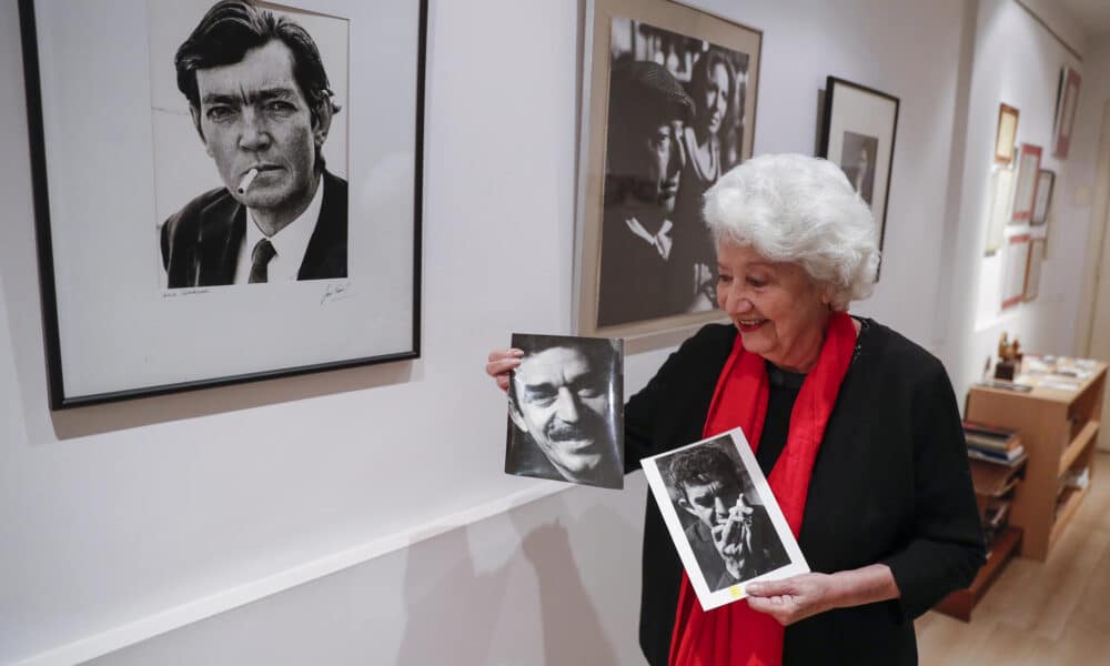 Fotografía de archivo de la fotógrafa argentina Sara Facio mostrando retratos del escritor colombiano Gabriel García Márquez y junto a uno del argentino Julio Cortazar, el 1 de junio de 2017, en Buenos Aires (Argentina). EFE/ David Fernández