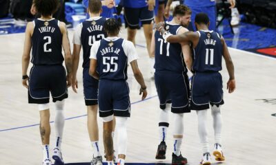 Jugadores de los Mavericks de Dallas fueron registrados este viernes, 14 de junio, durante el entretiempo del cuarto partido de las Finales de la NBA, en el que se impusieron con contundencia 122-84 a los Celtics de Boston, en el coliseo American Airlines Center de Dallas (Texas, EE.UU.). EFE/Adam Davis
T