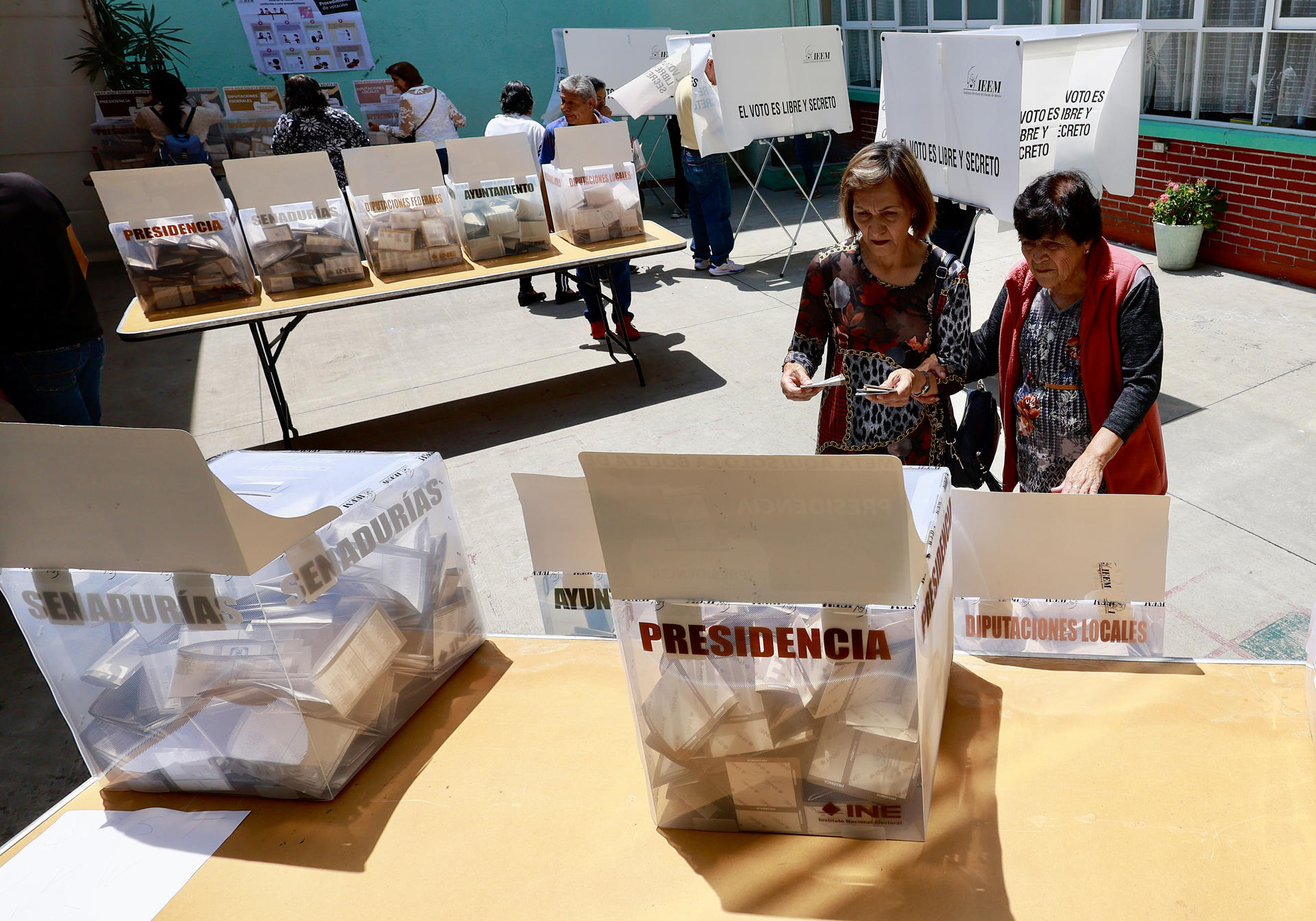 Ciudadanos emiten su voto en las elecciones generales mexicanas el domingo, en un colegio electoral en la ciudad de Toluca en el Estado de México (México). EFE/Felipe Gutiérrez