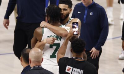 Jayson Tatum (c-d), alero estrella de los Celtics de Boston, fue registrado este miércoles, 12 de junio, al abrazar a su compañero Jaylen Brown (c-i), al final del tercer partido de las Finales de la NBA, en el que vencieron 99-106 a los Mavericks de Dallas, en el coliseo American Airlines Center de Dallas (Texas, EE.UU.). EFE/Adam Davis