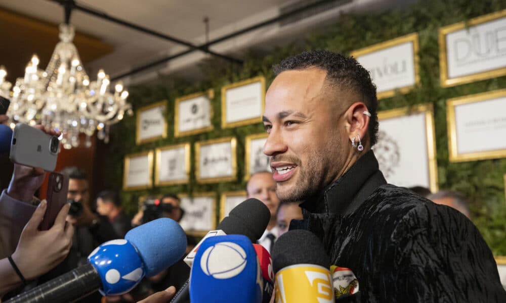 El futbolista brasileño Neymar fue registrado este lunes, 3 de junio, al atender a la prensa, durante una subasta promovida por su ONG, el Instituto Neymar Jr, en Sao Pablo (Brasil). EFE/Isaac Fontana