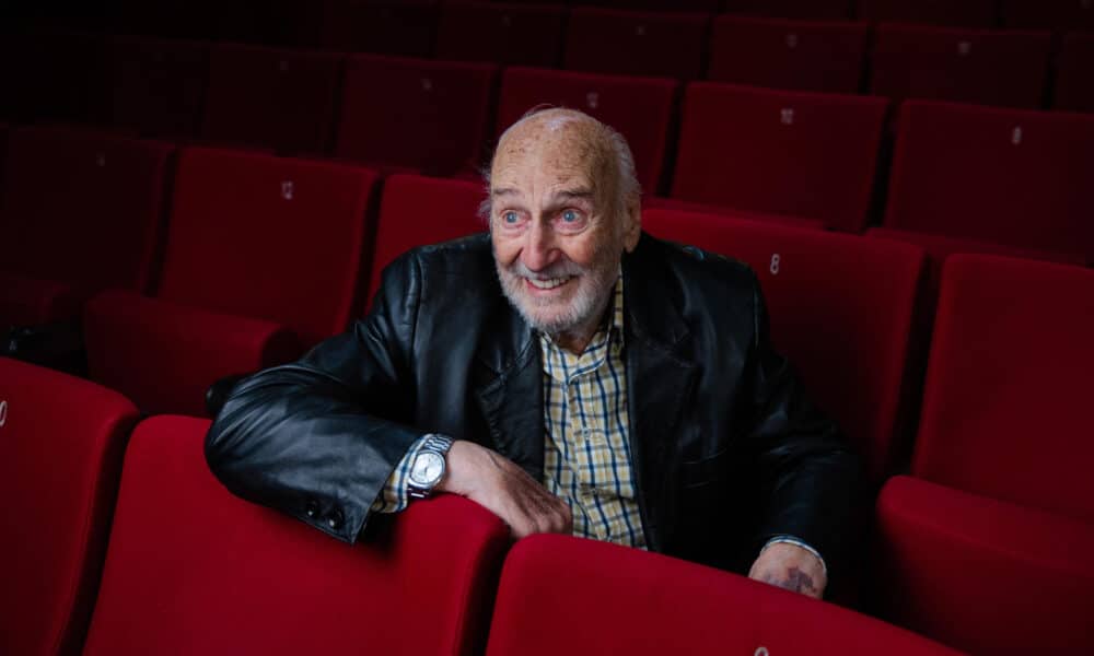 El actor Héctor Alterio posa para EFE durante una entrevista en el Teatro Reina Victoria de Madrid por la presentación de 'Una pequeña historia', una obra escrita y dirigida por su pareja desde hace casi 60, Ángela Bacaicoa, con la que representa su viaje de ida y vuelta a Argentina. EFE/ Daniel González