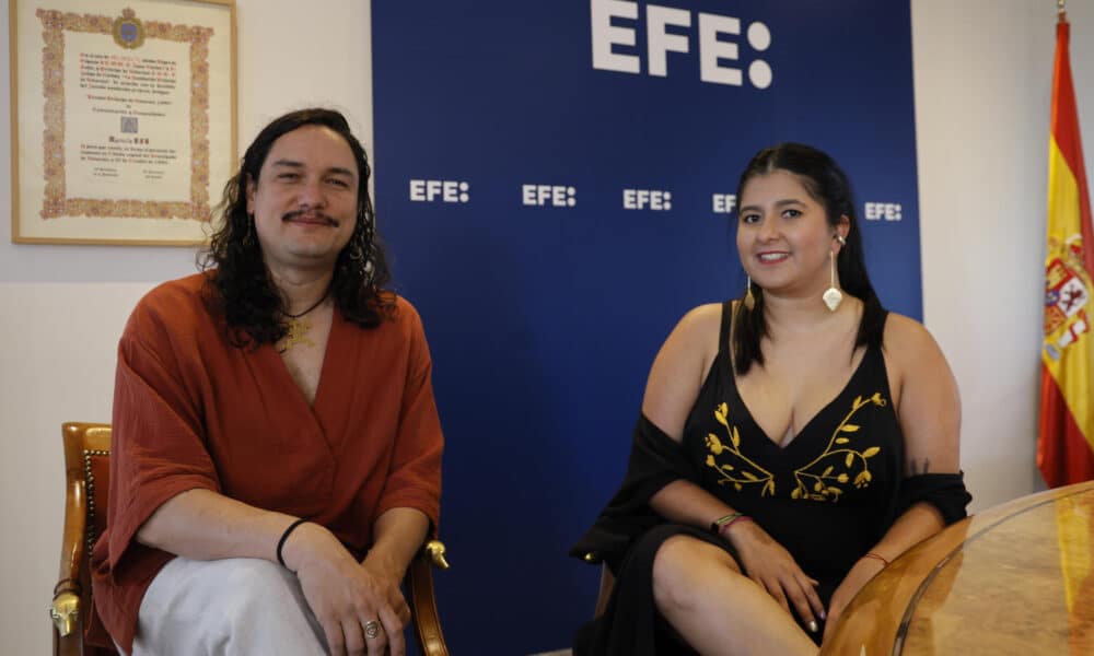 Elizabeth Otálvaro, directora editorial, y Juan Maldonado, director general de Mutante, el medio colombiano nacido hace siete años como un "movimiento de talentos periodísticos y creativos" para "apelar a un público que mira al mundo que habita y está inconforme" con él, recibirá mañana el Premio Internacional Rey de España al Medio de Comunicación de Iberoamérica. En una entrevista con EFE en Madrid este domingo afirman que este premio es un motivo de "esperanza" para seguir trabajando en el futuro. EFE/ Ballesteros