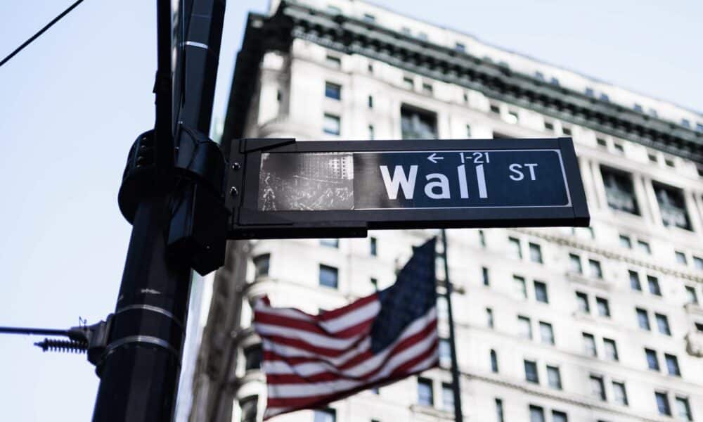 Fotografía de archivo de una señal de la vía de Wall Street cerca a la Bolsa de Valores de Nueva York. EFE/JUSTIN LANE