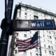Fotografía de archivo de una señal de la vía de Wall Street cerca a la Bolsa de Valores de Nueva York. EFE/JUSTIN LANE