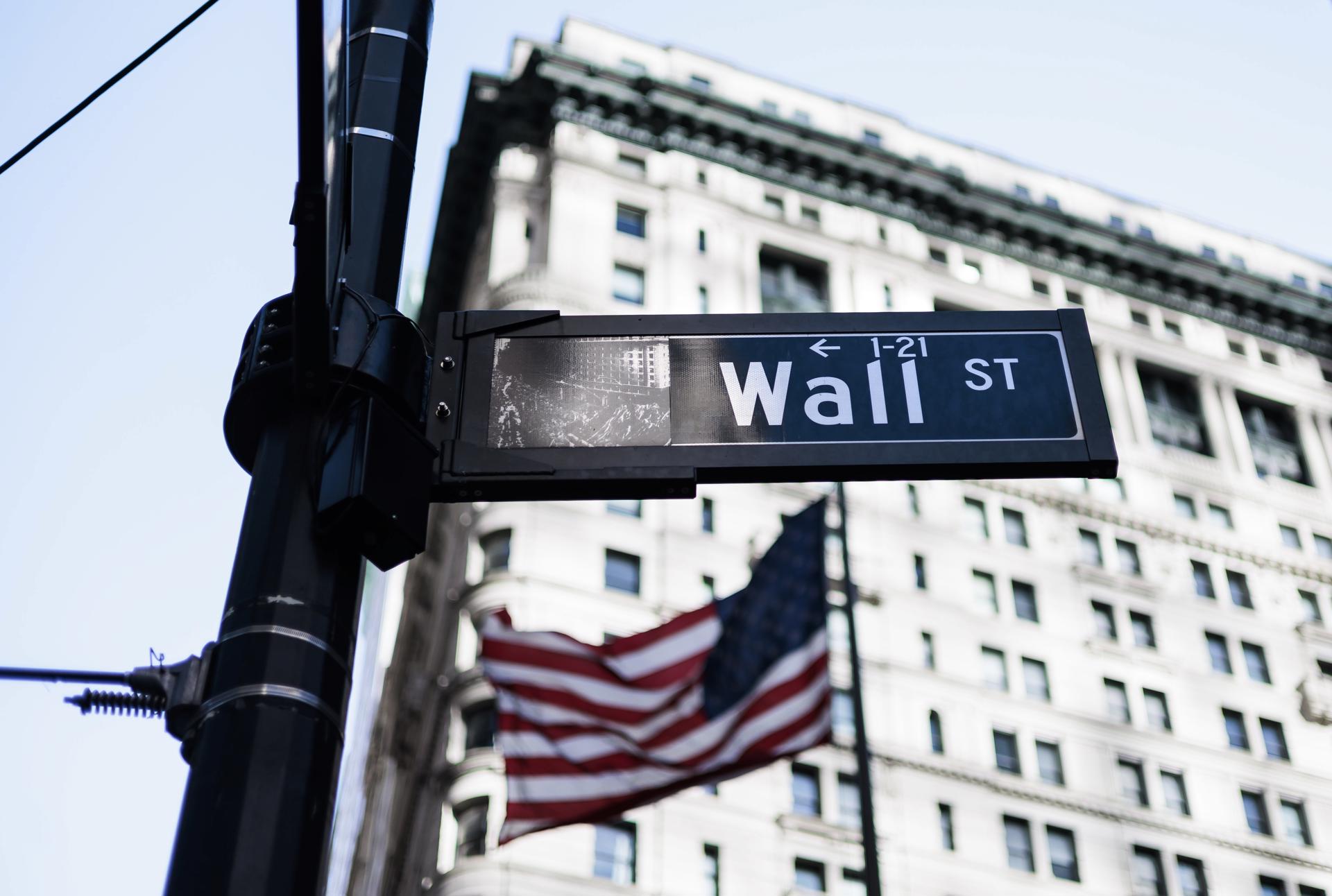 Fotografía de archivo de una señal de la vía de Wall Street cerca a la Bolsa de Valores de Nueva York. EFE/JUSTIN LANE