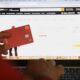 Imagen de archivo de una persona que realiza una compra por internet con su tarjeta bancaria, el 18 de enero de 2022, en Ciudad de México (México). EFE/ Sáshenka Gutiérrez