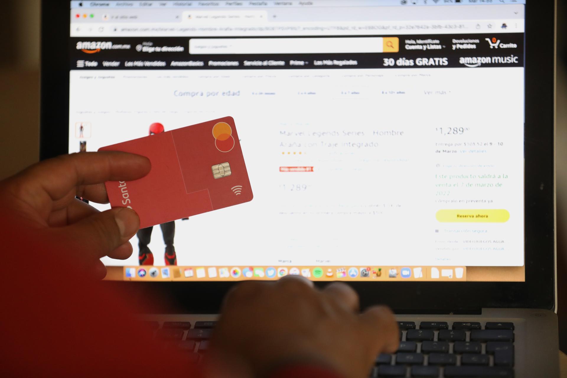 Imagen de archivo de una persona que realiza una compra por internet con su tarjeta bancaria, el 18 de enero de 2022, en Ciudad de México (México). EFE/ Sáshenka Gutiérrez