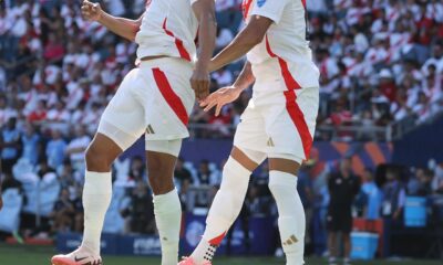 El defensor peruano Marcos López (i) y el defensor peruano Alexander Callens (d) en la Copa América. EFE/EPA/WILLIAM PURNELL