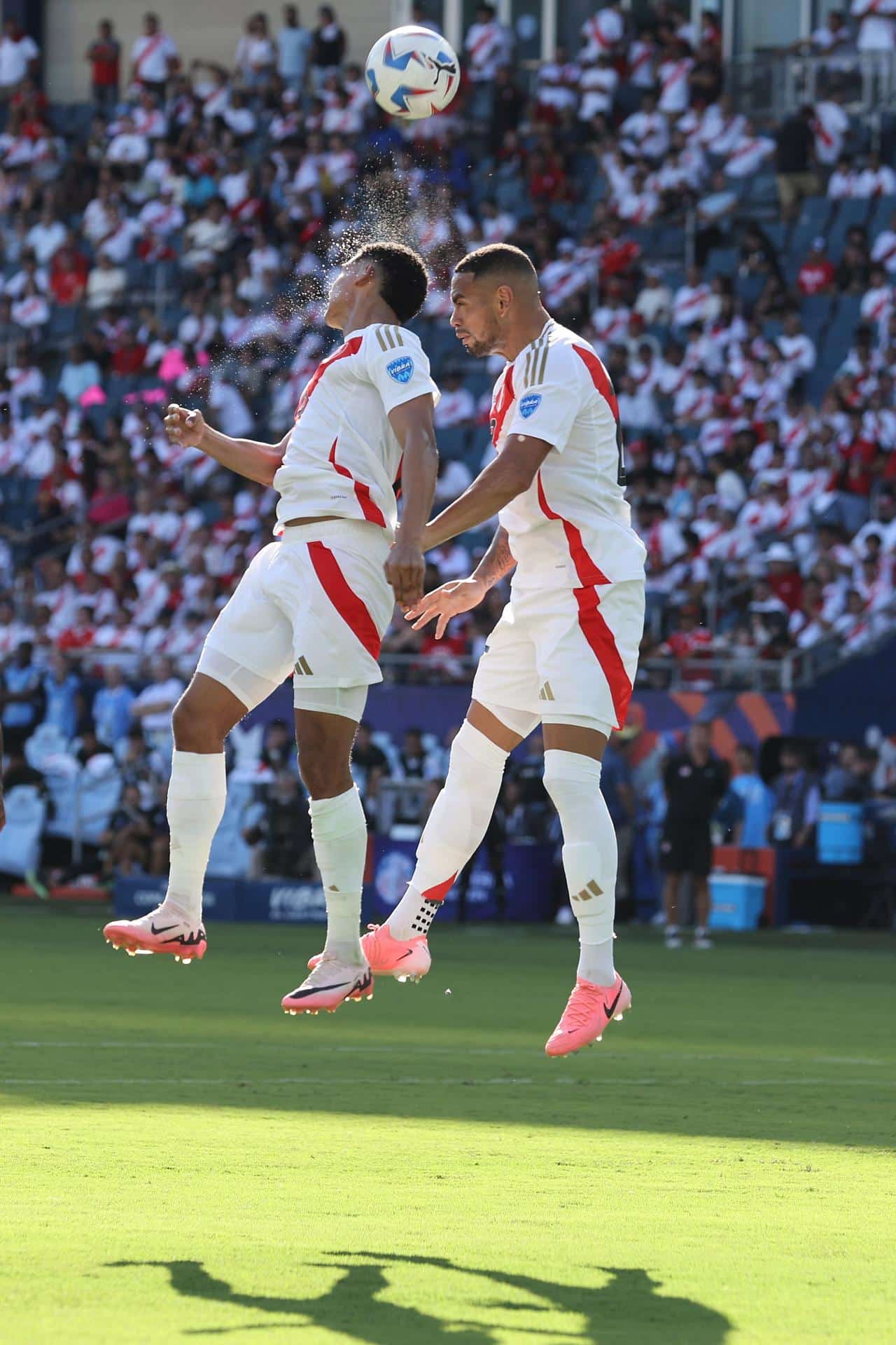 El defensor peruano Marcos López (i) y el defensor peruano Alexander Callens (d) en la Copa América. EFE/EPA/WILLIAM PURNELL