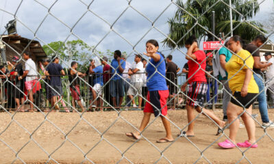 Migrantes caminan por la estación de recepción migratoria Lajas Blancas, el 27 de Junio de 2024, en Darién (Panamá). EFE/ Moncho Torres