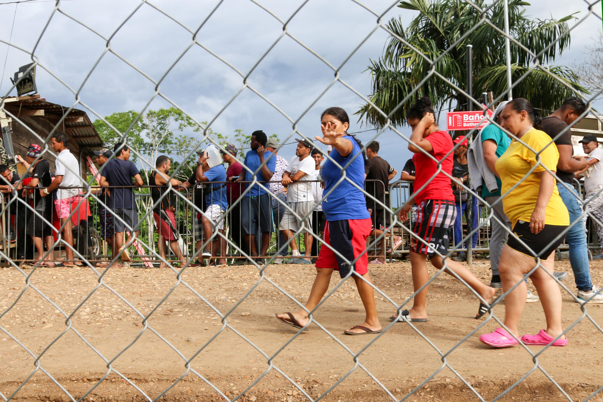 Migrantes caminan por la estación de recepción migratoria Lajas Blancas, el 27 de Junio de 2024, en Darién (Panamá). EFE/ Moncho Torres