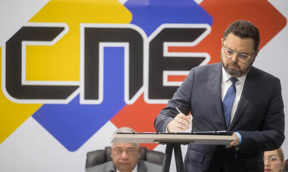 El candidato a la presidencia de Venezuela Antonio Ecarri firma un documento en la sede principal del Consejo Nacional Electoral (CNE) este 20 de junio de 2024, en Caracas (Venezuela). EFE/ Miguel Gutiérrez