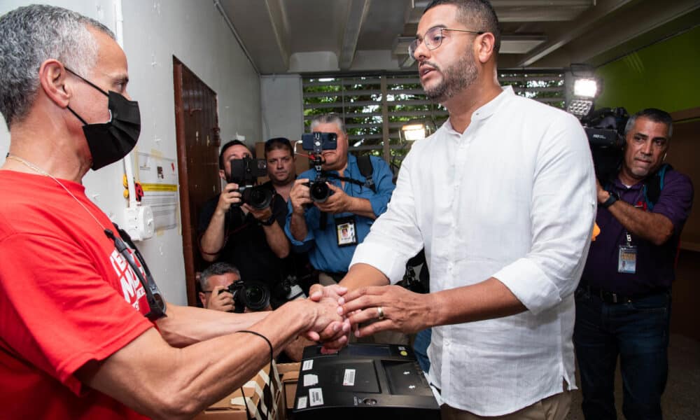 El presidente del Partido Popular Democrático (PPD) y precandidato a la Gobernación, Jesús Manuel Ortiz, saluda a simpatizantes mientras vota en las elecciones primarias del partido este domingo en San Juan (Puerto Rico). EFE/ Enid M. Salgado Mercado