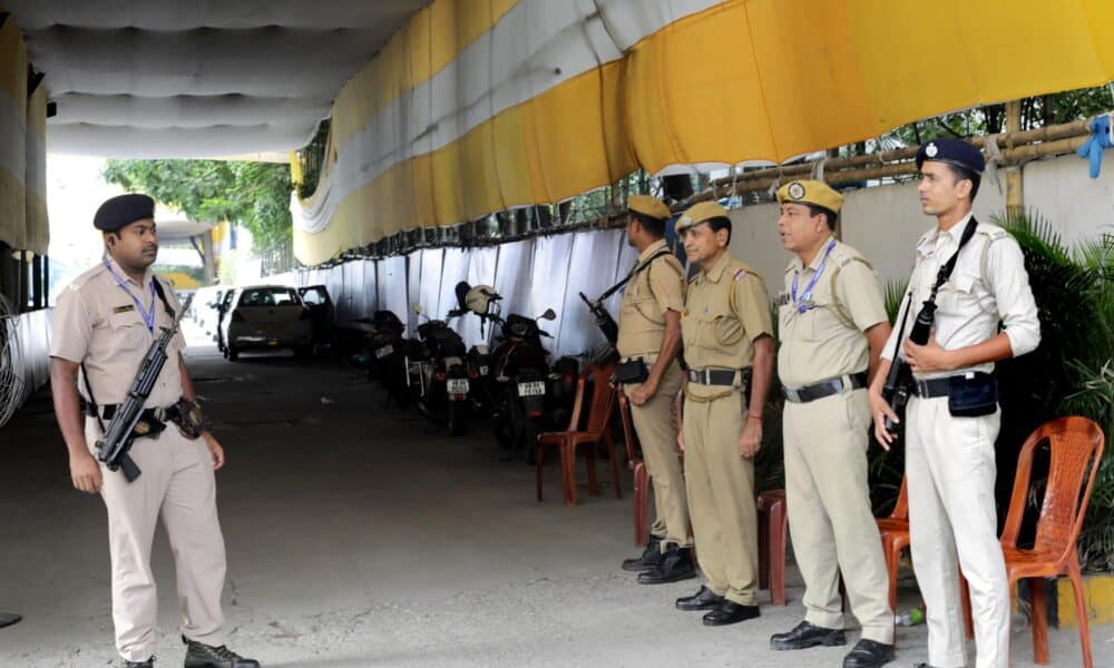 Agentes de seguridad hacen guardia cerca de un centro de recuento de votos de las elecciones al Parlamento indio, en Calcuta, este de la India, el 3 de junio de 2024. EFE/EPA/PIYAL ADHIKARY