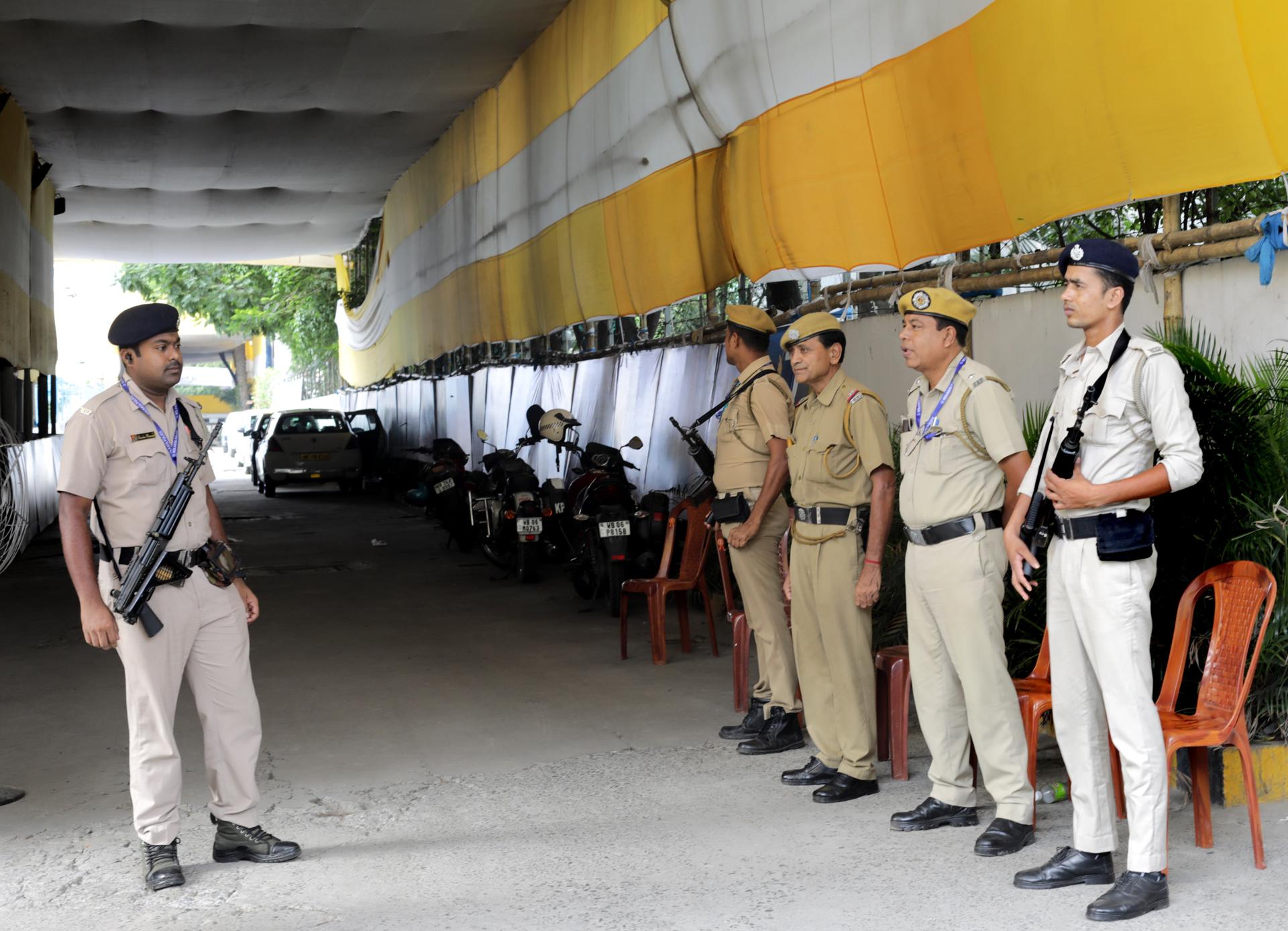 Agentes de seguridad hacen guardia cerca de un centro de recuento de votos de las elecciones al Parlamento indio, en Calcuta, este de la India, el 3 de junio de 2024. EFE/EPA/PIYAL ADHIKARY