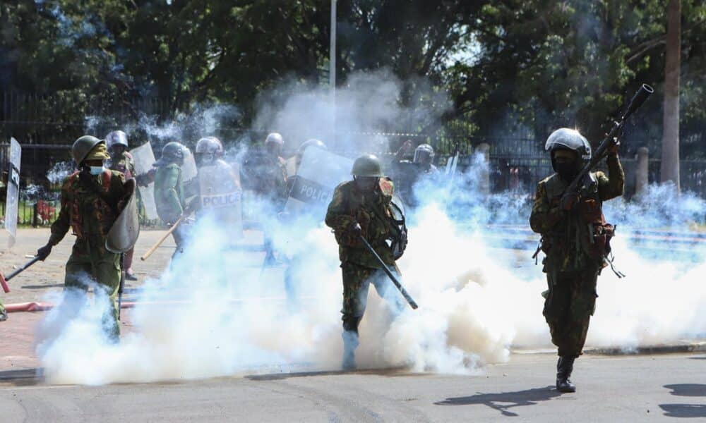 El Gobierno de Kenia ordenó este martes el despliegue del Ejército por las protestas contra un proyecto de ley de subidas fiscales que provocaron el asalto de manifestantes al Parlamento. EFE/EPA/STR