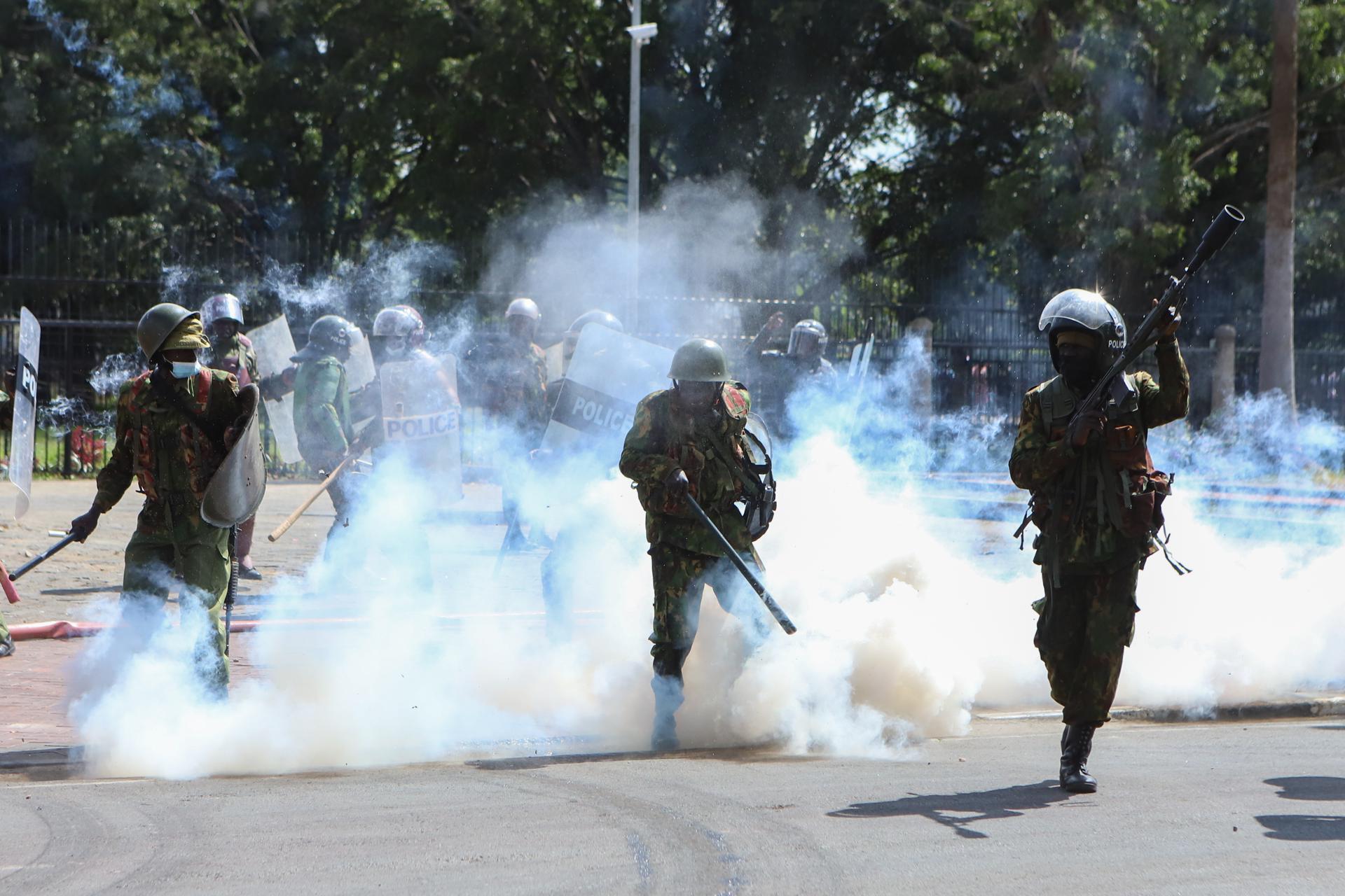El Gobierno de Kenia ordenó este martes el despliegue del Ejército por las protestas contra un proyecto de ley de subidas fiscales que provocaron el asalto de manifestantes al Parlamento. EFE/EPA/STR