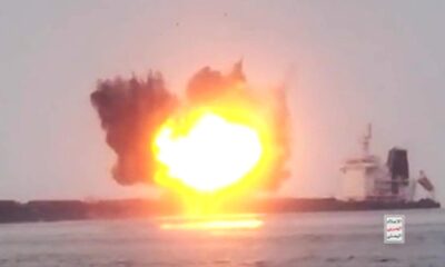 Captura de pantalla de las imágenes proporcionadas por el centro de medios hutíes que muestra las llamas y el humo que se elevan desde una explosión en el granelero M/V Tutor, de propiedad griega y con bandera liberiana, después de un ataque de un barco hutí no tripulado que explotó en el Mar Rojo, el 12 de junio de 2024 ( emitido el 19 de junio de 2024). EFE/EPA/HOUTHIS MEDIA CENTER