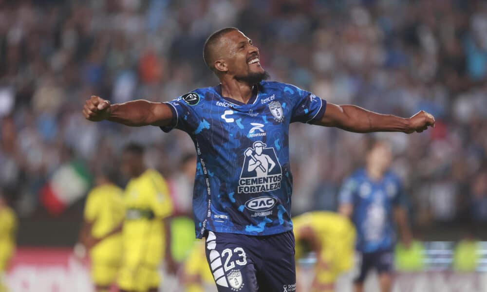 Salomón Rondón de Pachuca festeja su segundo gol ante el Columbus Crew durante la final de la Concacaf Champions Cup entre Pachuca y Columbus Crew en el estadio Hidalgo de la ciudad de Pachuca, Hidalgo (México). Imagen de archivo. EFE /David Martínez Pelcastre