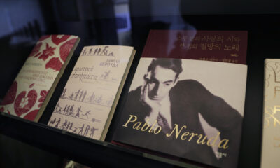 Fotografía que muestra libros en la biblioteca de casa museo "La Chascona" con ediciones de Pablo Neruda, el 6 de junio 2024, en Santiago (Chile). EFE/Elvis González