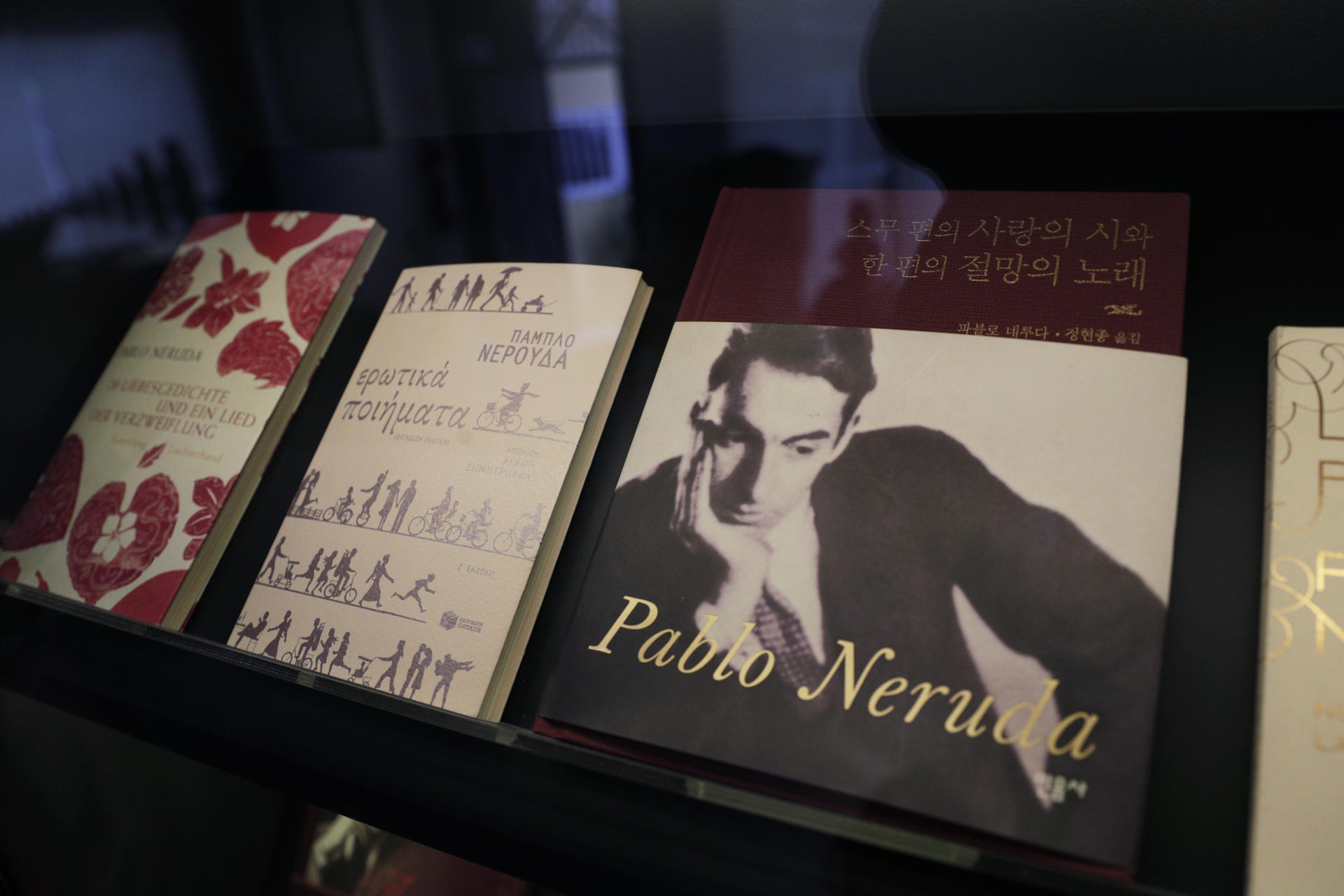 Fotografía que muestra libros en la biblioteca de casa museo "La Chascona" con ediciones de Pablo Neruda, el 6 de junio 2024, en Santiago (Chile). EFE/Elvis González