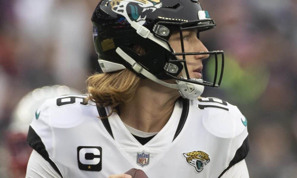 Fotografía de archivo en la que se registró al mariscal de campo de los Jaguars de Jacksonville, Trevor Lawrence, durante un partido de la NFL, en el Gillette Stadium de Foxborough (Massachusetts, EE.UU.). EFE/CJ Gunther